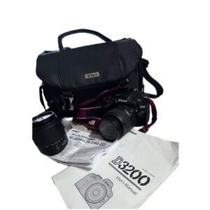 Nikon D3200 Camera with 55-200mm DX zoom and carrying case